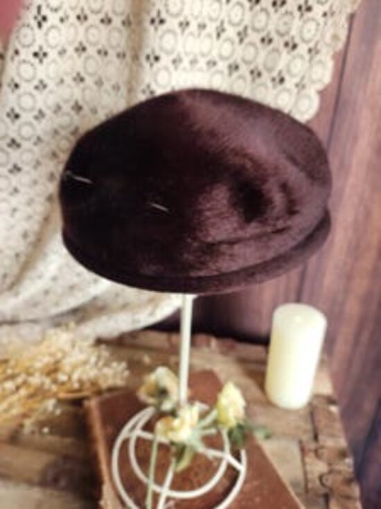 Vintage 1940s 1950s Hat, Jaccard Exclusive Brown Felt Pillbox with Brooch and Ha main image 10